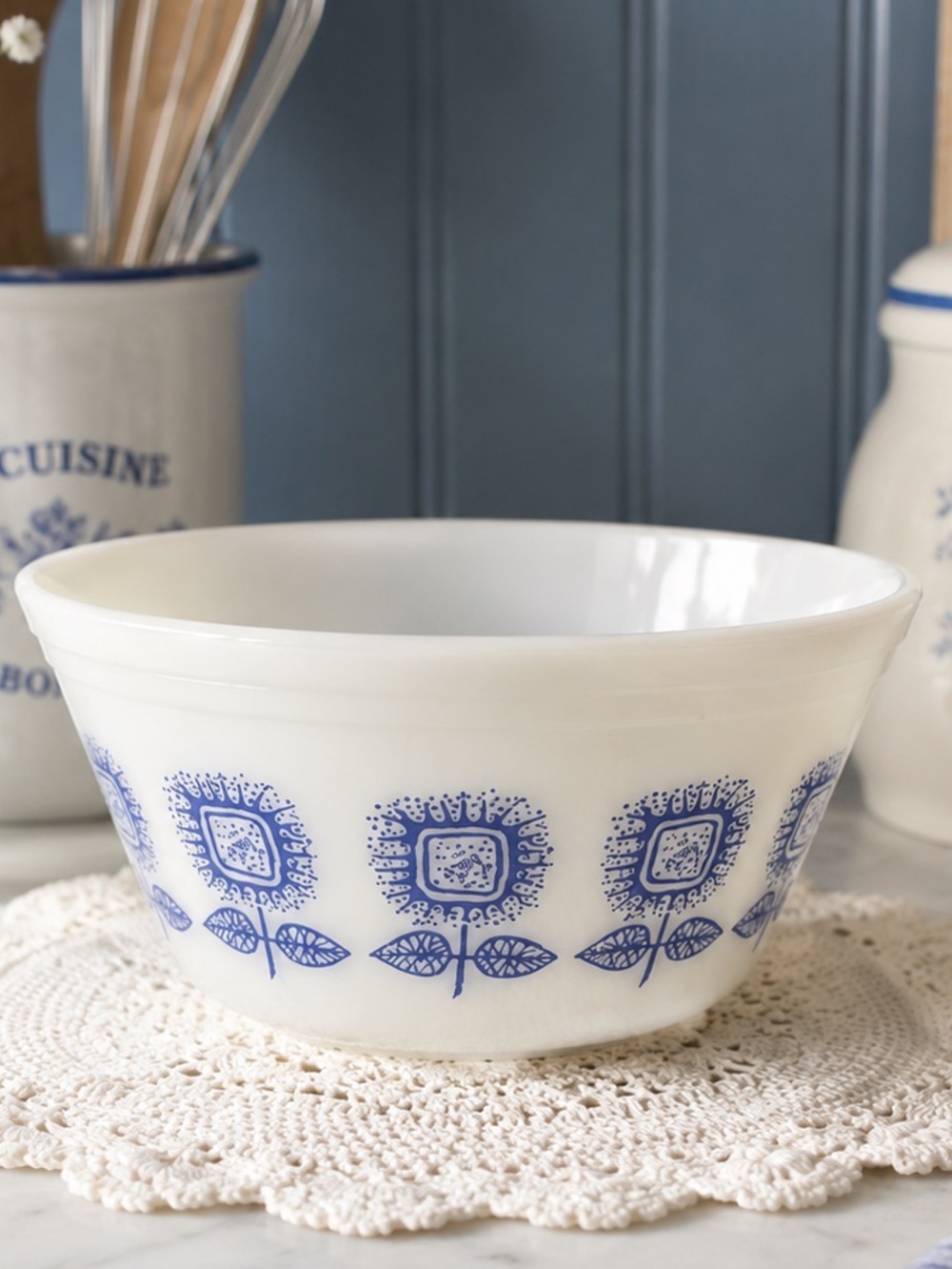 Federal glass Heritage Blue Sunflower Mixing Bowl – Milk Glass,